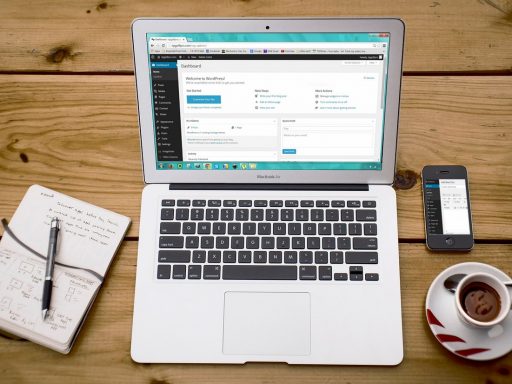Laptop met website-migratie checklist op het scherm
