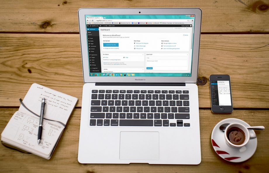 Laptop met website-migratie checklist op het scherm