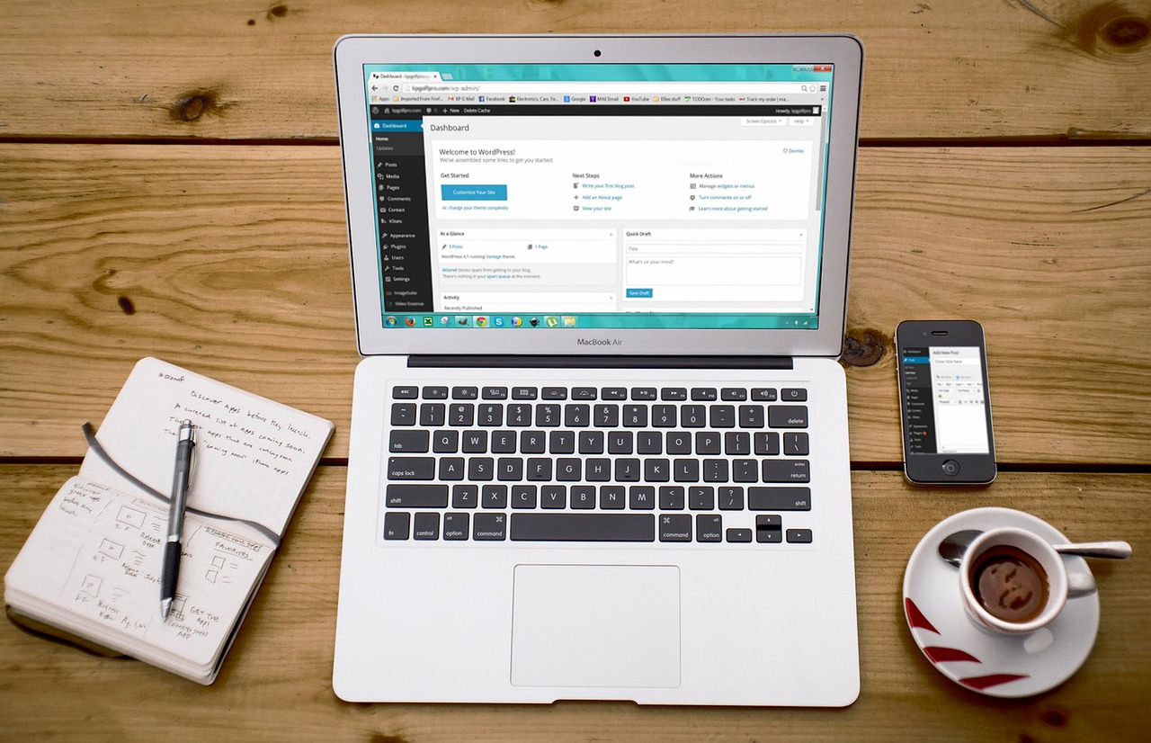 Laptop met website-migratie checklist op het scherm